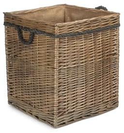 Cesta de mimbre envejecida para leña o almacenamiento de leña para chimenea o almacenamiento