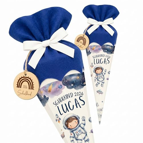Kidsmood personalisierte Schultüte inkl. Rohling, Filz-Stoff & Holzschild, Zuckertüte als Geschenk zur Einschulung Mädchen & Jungen, Einschulungsgeschenk für Schulkind 2026 - Weltall (Blau)