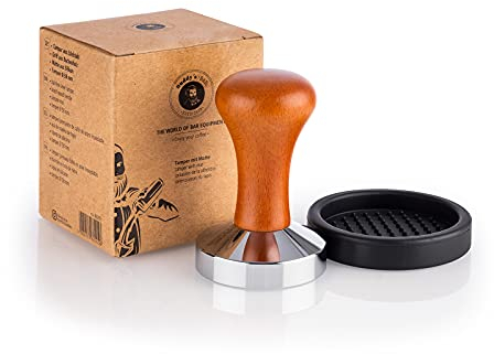 Buddy´s Bar - Barista Edition, Premium Tamper, Kaffee Verdichter Ø 58 mm Base, H: 9 cm, rostfreier Edelstahl, Espresso Stempel für 58 mm Siebträger, Kaffeestampfer mit Silikonmatte, Holzgriff