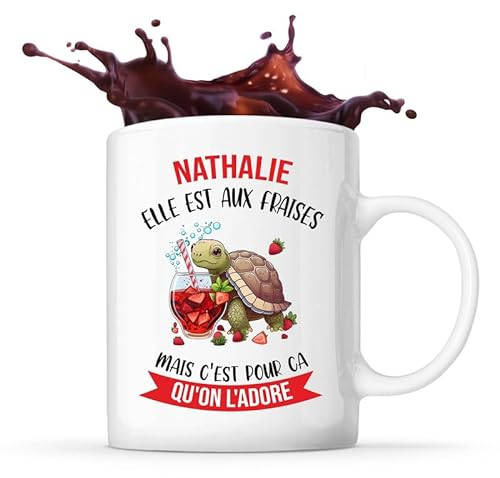 Planetee Mug Nathalie Elle est aux fraises | Tasse Prénom Cadeau Anniversaire Noël Humour