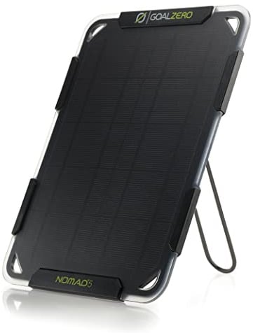 Goal Zero Nomad 5 Schwarz, 11500 | Eingebauter verstellbarer Ständer, ideal zum Aufladen von Flip-Powerbanks, USB-Solarladung unterwegs