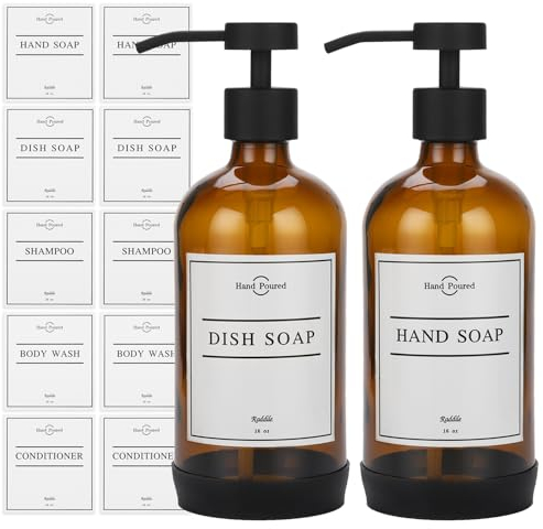 Seifenspender aus Glas mit Edelstahlpumpe, 10 wasserfesten Etiketten und Rutschfester Silikon-Schutzunterlage, 2er-Set für Badezimmer und Küche (Bernsteinfarbene Flasche + Schwarze Pumpe)