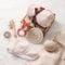 Youuys 7-Teilig Baby Geschenk zur Geburt für Neugeborene, Baby Geschenk Mädchen Junge, Badetücher, Rassel, Schnuller, Meilensteinkarten, Lätzchen, Bürste, Geschenkverpackung, Babyparty (Beige)