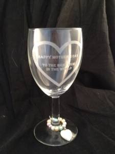 Copa de vino feliz del Día de la Madre a la Mejor Momia del Mundo con corazón y tallo