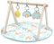 ity by Ingenuity Sun Valley Holzspielzeugbogen & Spielmatte, faltbare A-Rahmen-Stange mit 3 abnehmbaren Spielzeugen, waschmaschinenfeste Matte, Unisex, für Alter 0-36 Monate