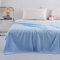 Heavyoff Bambusfaser Kühldecke, Selbstkühlend Sommerdecke mit Q-Max 0,43 Kühlfasern aus natürliche Bambus Tagesdecke Weiche Wohndecke für Kinder und Erwachsene Blau, 150x200cm