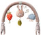 Taf Toys Musical Bunny Kinderwagen-Bogen Aktivitäts-Reisebogen mit 3 sensorischen Hängespielzeugen Spielzeugstange passt Kinderwagen Autositze Große verstellbare Clips Faltbar Geeignet für Neugeborene