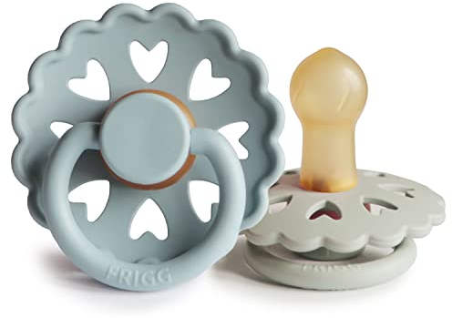 FRIGG Fairytale Schnuller 2 Packung | Latex Schnuller | BPA-Frei | Hergestellt in Dänemark | Symmetrischer Sauger in Kirschform (Stone Blue/Willow Gray, Größe 1 (0-6 Monate))