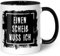 GRAVURZEILE Bedruckte Tasse mit Spruch - Einen Scheiß muss ich - Lustige Geschenke - Spülmaschinenfest - Geschenk für Freunde & Kollegen - Geschenk für Büro & Alltag - Farbe: Schwarz & Weiß