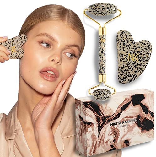 KARIZMA Jade Roller und Gua Sha Massagewerkzeug Set Dalmatiner Jade Stein Gesichtsroller und Gua Sha Set mit echten Kristallen! Gesichtsroller Augenroller und Hautschaber Guasha Werkzeug für Gesicht