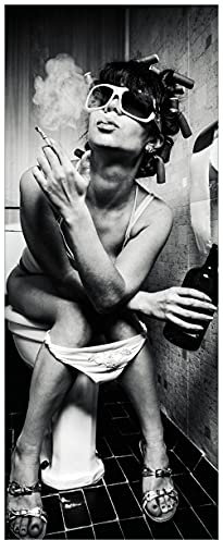 Wallario Poster - Kloparty - Sexy Frau auf Toilette mit Zigarette und Schnaps in Premiumqualität, Größe: 80 x 200 cm XXL-Poster
