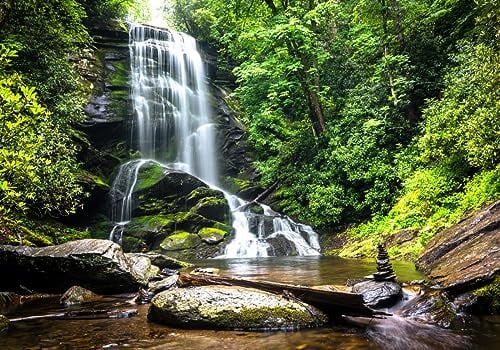 LYSCO XXL Poster 100 x 70cm (S-834) Wasserfall im Gebirge Wasser fliesst über Steine in grünem Wald (Lieferung gerollt!)