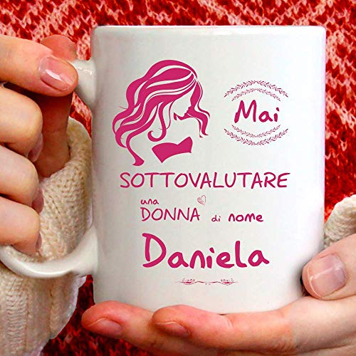 Tazza Daniela Divertente. Adatta per Colazione, The, tisana, caffè, Cappuccino. Gadget Tazza Personalizzata: Mai Sottovalutare Una Donna di nomeDaniela. Anche Come Idea Regalo Originale e Simpatica