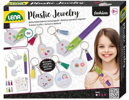 LENA 42717 Plastic Jewelry, Gravur-Set zum Gestalten eigener Schlüsselanhänger, Bastelset für Kinder ab 8 Jahren, Set mit Gravurgerät, Schlüsselringen, Anhängern, Quasten, Ketten, Vorlagen, Stickern