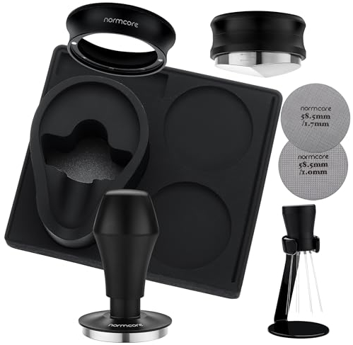 Normcore 58,5 mm 7-in-1 Barista-Set: Kaffeestampfer, Verteilerwerkzeug, WDT mit Ständer, Dosiertrichter, Pucksieb-Set, kompakte Stopfmatte, Siebträgerständer, Barista Essentials Kit für 58 mm Körbe