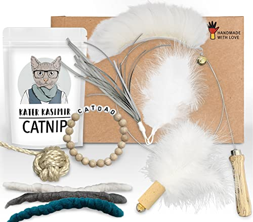 Kater Kasimir Katzenspielzeug Deluxe Set mit Katzenangel, Ersatzanhängern, Katzenball, Katzenminze, Affenfaust und Filzwürmchen. Plus extra CATDAD Armband