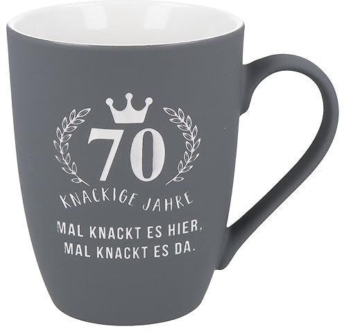 Spruchreif | Soft-Touch Tasse Grau 70 knackige Jahre – Beidseitig gravierte Tasse mit Geburtstagsspruch | Lustiges Geschenk zum 70. Geburtstag für Männer & Frauen