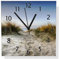 Wallario Design Wanduhr Weg durch die Dünen zum Strand am Meer aus Aluverbund, Alu-Uhr Größe 30 x 30 cm, Schwarze Zeiger mit Metalloptik