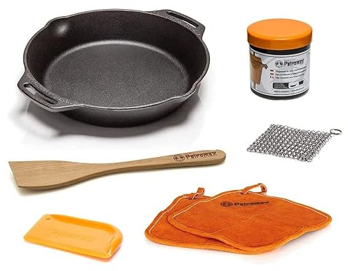 Petromax Feuerpfanne mit 2 Henkeln Profi-Set - Gusseisen-Pfanne für alle Herd- und Grillarten, Gaskocher, Backofen oder Kochen im Freien - mit Pflegepaste, Spachtel, Schaber, Scrub, Topflappen - 30 cm