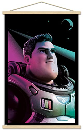 Trends International Disney Pixar Lightyear – Buzz Wandposter, 56,8 x 86,4 cm, Druck und Buchenholzaufhänger Bundle