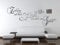 timalo® Wandspruch ZUHAUSE ist kein Ort sondern ein Gefühl Wandtattoo Aufkleber Wohnzimmer Zuhaus Flur 1pt2-TK08 (B 150cm x 58cm!)