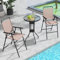 GOPLUS - Conjunto de salón jardín de 3 piezas, mesa redonda con 2 sillas plegables, bandeja de cristal templado con hermosas texturas, silla con apoyabrazos integrados y reposamanos equipados, carga