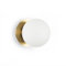 Alpinaluz Aplique de Pared Moderno con Disco Metálico Dorado y Bola de Cristal Blanco Opal Ø15cm – Casquillo E27 – Diseño Decorativo para Salón, Dormitorio o Pasillo