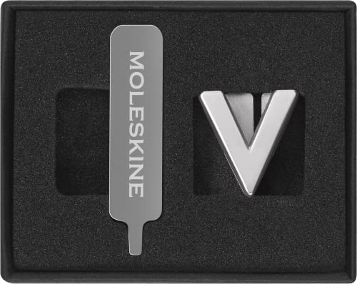 Moleskine-Anstecknadel für Notizbuch oder Agenda - BuchstabeV, Buchstaben-Anstecknadel, Personalisiere den Verschluss mit einem Gummiband, Personalisierte Geschenkideen, Silberfarbe