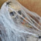 Halloween Spinnennetz_ Deko Set, Riesiges Gefälschtes Spinnennetz_ mit extra 2 Gefälschten Spinnen_ Halloween Dekorationen für Drinnen und Draußen, Wand Fenster Kamin Abdeckung Deko (White, One Size)