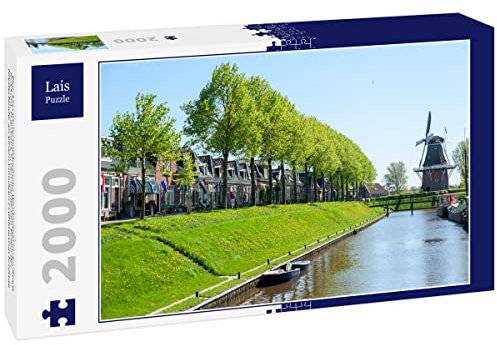 Lais Puzzle Eine Klassische holländische Windmühle in der Stadt Dokkum, Friesland, in den nördlichen Teilen der Niederlande, an einem sonnigen Frühlingsnachmittag 2000 Teile