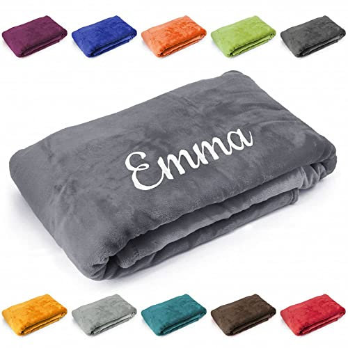 Deitert Kuscheldecke mit Namen oder Wunschtext Bestickt, 200cm x 150cm, extra weiche und gemütliche Sofadecke/Wohndecke, hochwertiges Fleece, personalisiertes Geschenk (Graphite)