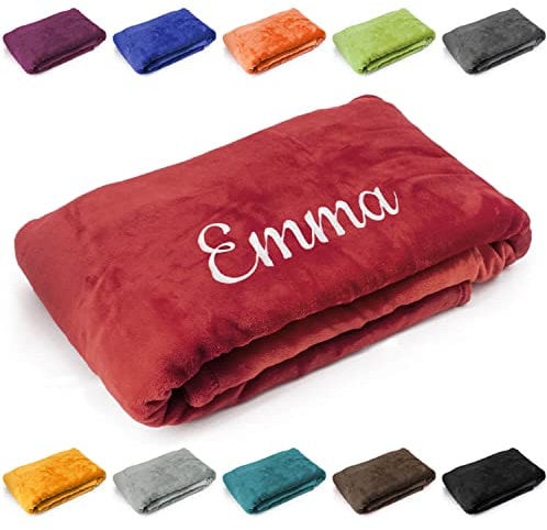 Deitert Kuscheldecke mit Namen oder Wunschtext Bestickt, 200cm x 150cm, extra weiche und gemütliche Sofadecke/Wohndecke, hochwertiges Fleece, personalisiertes Geschenk (Weinrot)