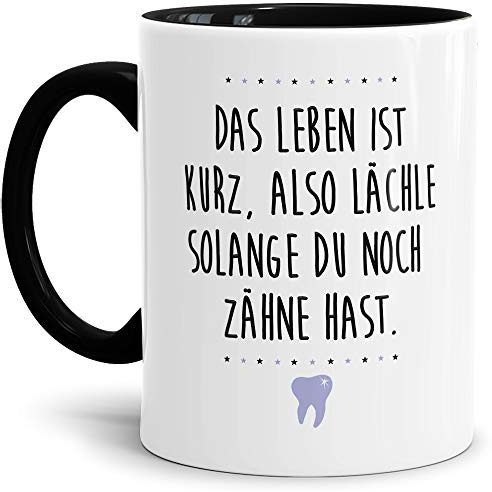 Zahnarzt-Tasse Lächle solange du noch Zähne hast - Beruf/Doktor/Lustig/Spruch/Geschenk-Idee/Innen & Henkel Schwarz