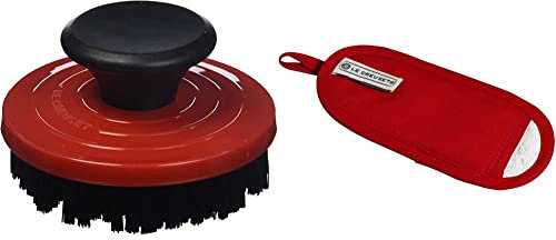 Le Creuset Reinigungsbürste für Grill- und Bratpfannen, Kunststoff, Cerise & Griffüberzug – Ideal für Pfannen mit Gusseisengriff, Einheitsgröße, Kirschrot, Baumwoll-Canvas