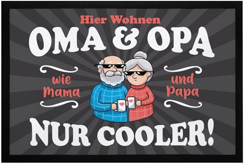 MoonWorks® Fußmatte Geschenk Hier wohnen Oma und Opa Großeltern lustige Geschenkidee Weihnachten rutschfest & waschbar schwarz-2 60x40cm