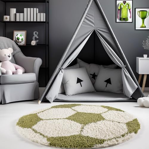 Carpetsale24 Kinderteppich Rund 120 cm Grün Weiß – Weicher Hochflor Spielteppich mit Fußball Motiv – Pflegeleicht & rutschfest – Ideal für Jungenzimmer & Mädchenzimmer im Jugendstil