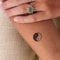 Tatouage Yin et Yang Inkster® | Tatouage temporaire avec certification cosmétique européenne | imperméable + végétalien | tatouage révolutionnaire de 2 semaines