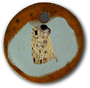 Schöner Keramik-Anhänger „Der Kuss von Gustav Klimt“ in orange marmoriert; Schmuck Kette Kettenanhänger Geschenk Kunsthandwerk Keramik rund Talisman Halskette Aufmerksamkeit Mitbringsel individuell