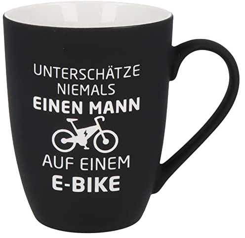 Spruchreif | Soft-Touch Tasse Schwarz Unterschätze nie einen Mann… – Beidseitig gravierte Tasse mit Spruch | Geschenk für Männer, Vater, Freund oder Kollegen