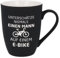 Spruchreif | Soft-Touch Tasse Schwarz Unterschätze nie einen Mann… – Beidseitig gravierte Tasse mit Spruch | Geschenk für Männer, Vater, Freund oder Kollegen