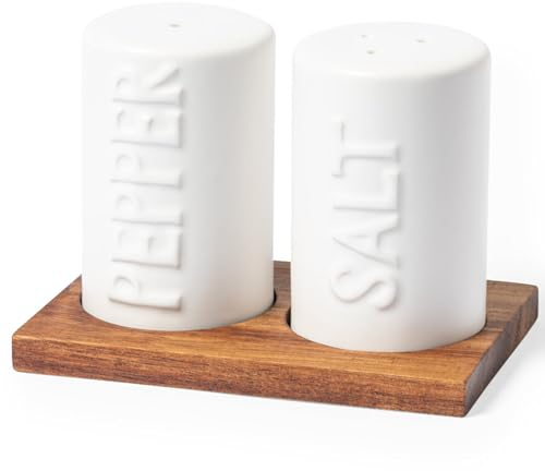 Salzstreuer und Pfefferstreuer Gewürzmenage aus weisser Keramik im Akazienholzständer mediterraner Look Gedeckter Tisch Küchenutensil Kochen