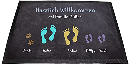 Tierisch-tolle Geschenke Personalisierte Fussmatte „Herzlich Willkommen“ mit bis zu 7 Wunschnamen für Familie, Kind(er) und Hund(e) mit Fuß- und Pfotenabdrücken (Paar mit 2 Kindern und 1 Haustier)