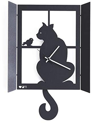 Arti & Mestieri Gatto alla Finestra - Orologio da Parete con Pendolo di Design 100% Made in Italy - in Ferro, 32 x 47 cm - Nero Goffrato