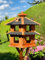 DARLUX Vogelvilla wetterfest von L bis XXL Futterhaus Vogelhaus mit oder ohne Ständer in Braun mit Rot, Grün oder Blau für Garten und Balkon (Größe XL ohne Ständer, Schwarz - Braun)