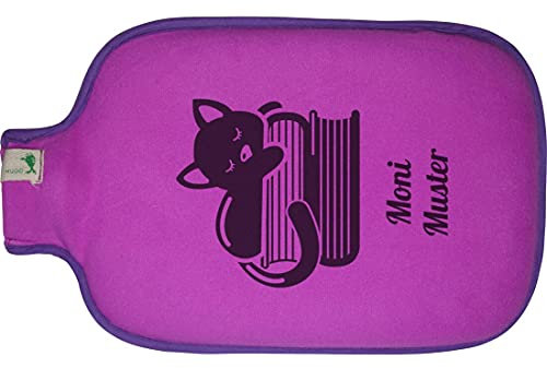 Hugo Frosch Wärmflasche mit Namen - personalisiert - Motiv Bücherkatze - viele Farben & Motive – Wärmflasche - beere - Größe 19,5 x 31,5 cm - persönliches Geschenk mit Wunsch-Motiv und Wunsch-Name