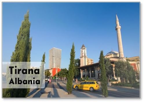 Blick auf Alnabia Life Style mit der Et'hem Bey Moschee und Uhr, befindet sich im Stadtzentrum der albanischen Hauptstadt Tirana, beleuchtet von der Sonne, Tirana, Albanien, Kühlschrankmagnet