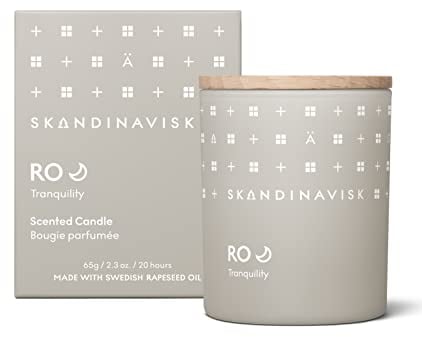 Skandinavisk RO 'Ruhe' Mini Duftkerze. Duftnoten: Geschnittenes Gras und herabgefallene BlaÌˆtter, Gurke und wilde Veilchen. 65 g.