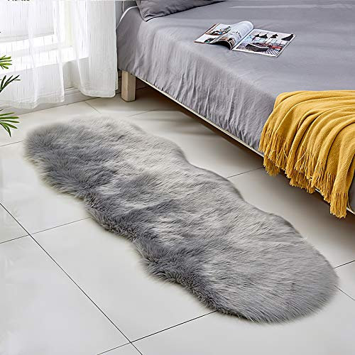 REESTBOO Faux Lammfell Schaffell Teppich, Kunstfell Dekofell in Super weich Lammfellimitat Teppich Longhair Fell Optik Nachahmung Wolle Bettvorleger Sofa Matte für Schlafzimmer Kinderzimmer