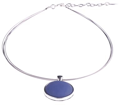 Halsreif Polly, 25mm original Polaris Cabochon in einer Fassung aus versilbertem Messing an einem Bündel aus 5 nylonummantelten Stahlfäden, handgefertigt von Adi-Modeschmuck in Berlin (marineblau)