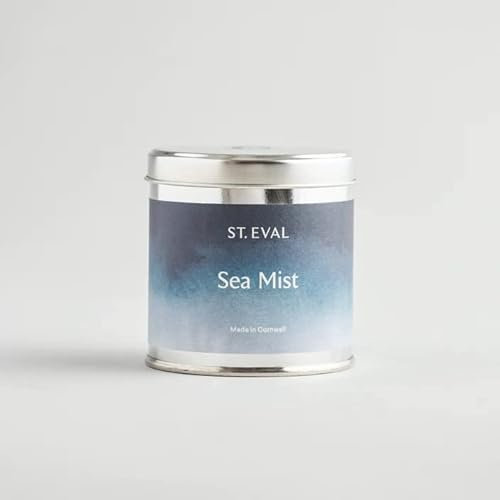 St Eval Sea Mist - Collezione Coastal - Candela profumata in latta - Vaniglia dolce, cocco e bergamotto - con note di arancia, giglio e brezza marina fresca - Made in Cornwall